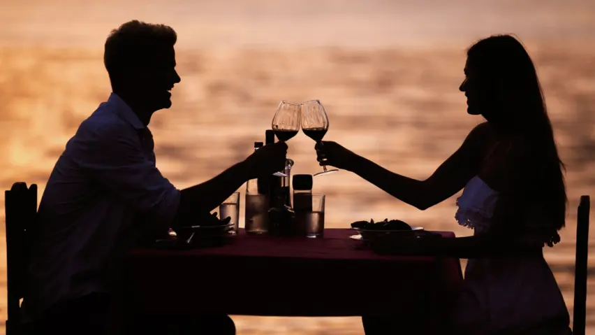 How to Act Romantic on Your First Date