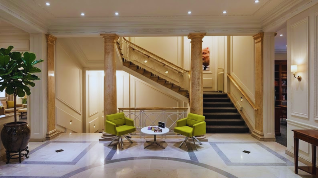 A modern, well-lit conference room in a top-tier office, ideal for consultations with  London Law Firms for UK-South Asia